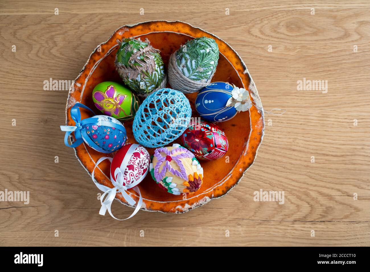 Uova di Pasqua in una ciotola – decorazione di una vacanza tavolo durante la celebrazione Foto Stock