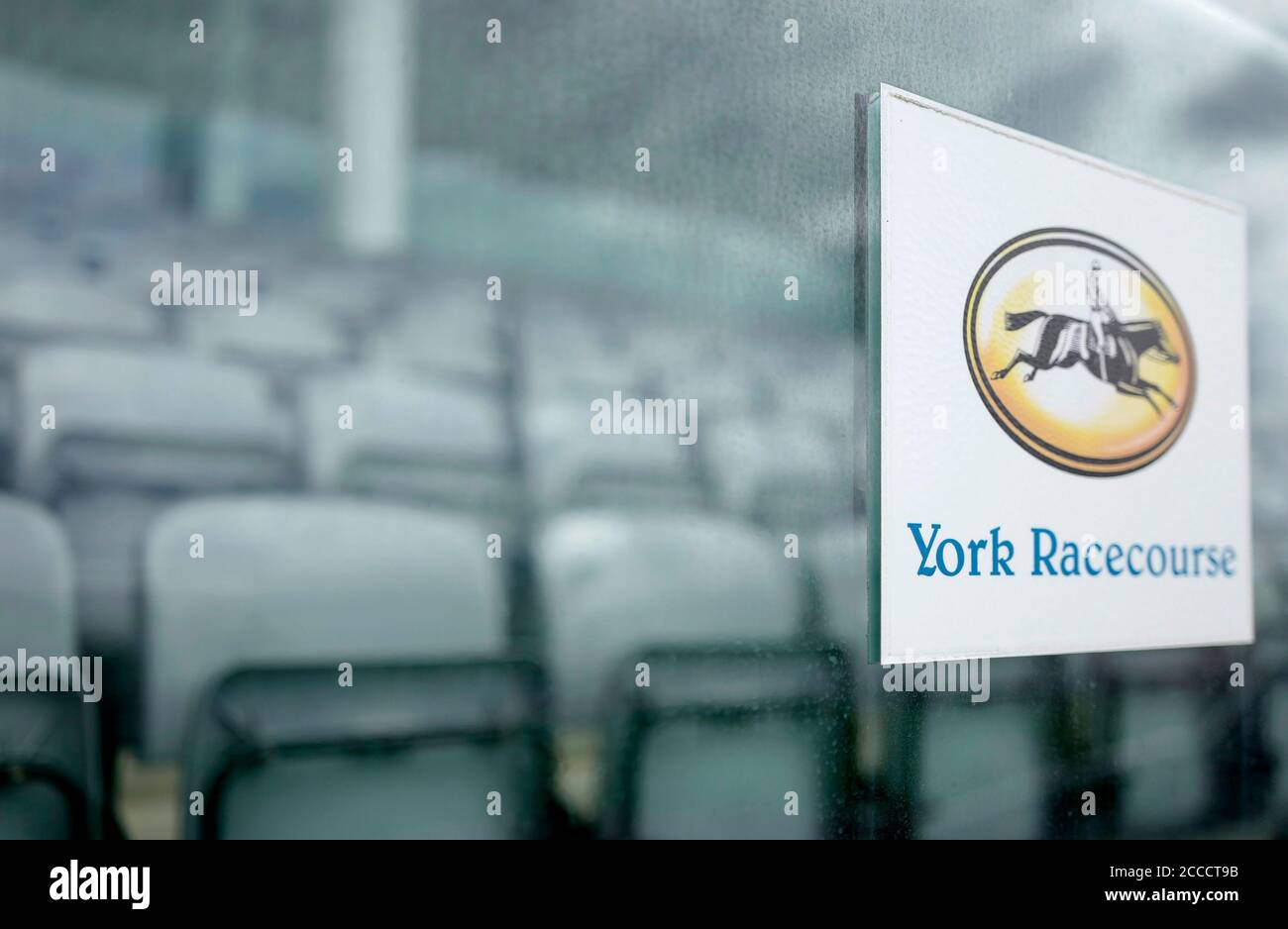Una vista generale di stand vuoti durante il terzo giorno dello Yorkshire Ebor Festival presso l'Ippodromo di York. Foto Stock