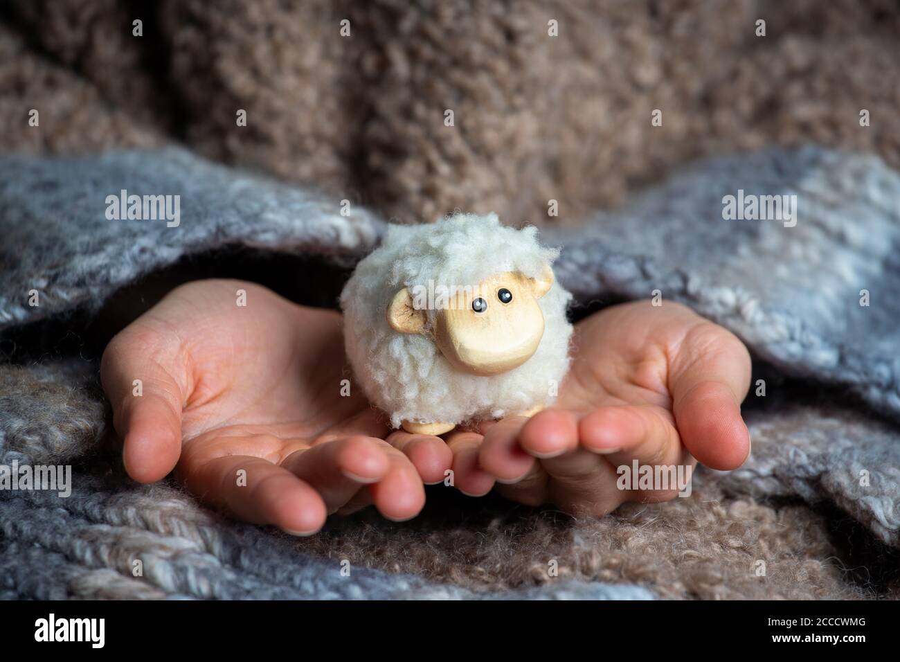 Piccolo capretto sta tenendo l'agnello di pasqua - decorazione per Vacanze di Pasqua Foto Stock