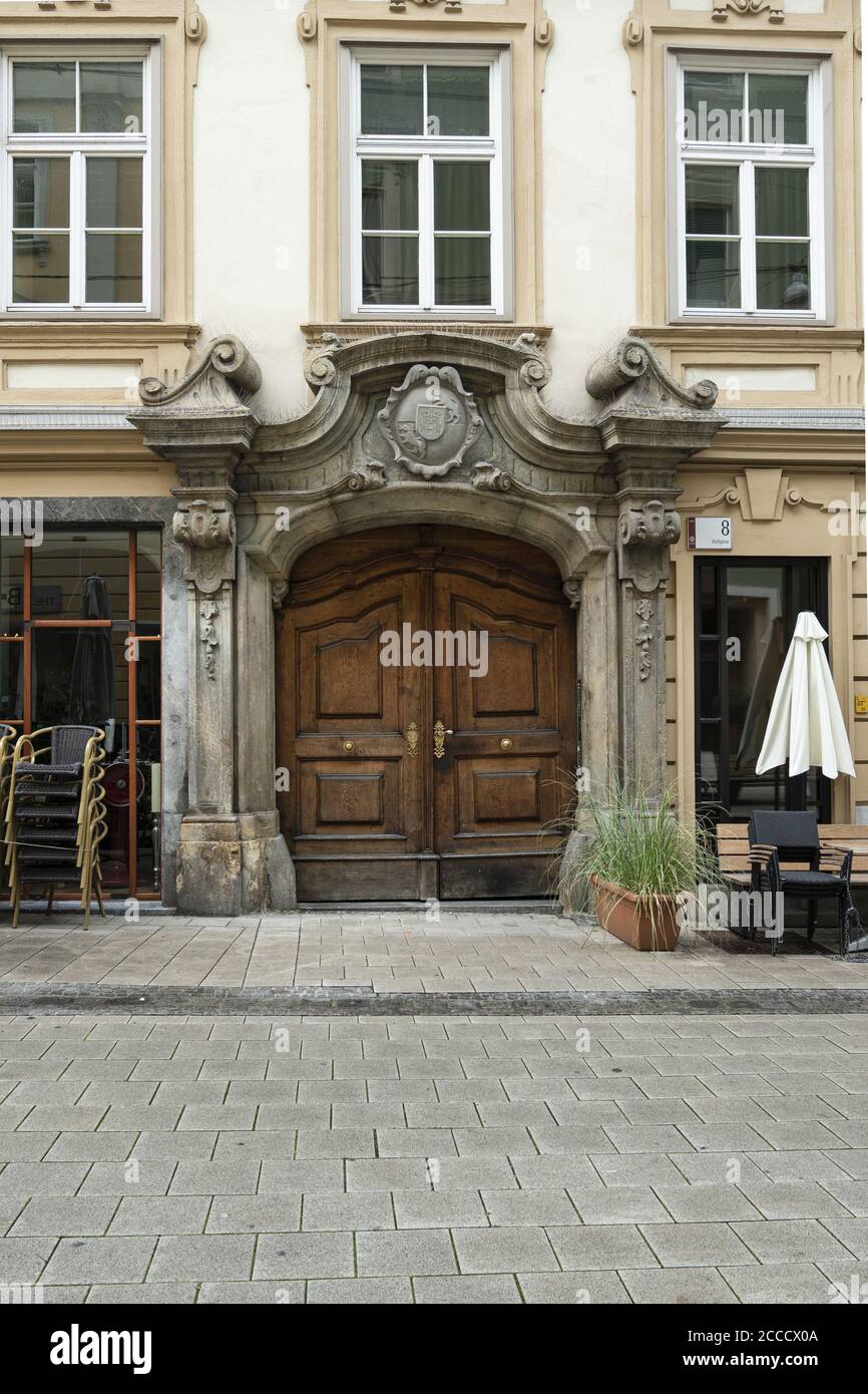 Graz, Austria. Agosto 2020. Una tipica porta di legno recordata in un edificio nel centro della città Foto Stock