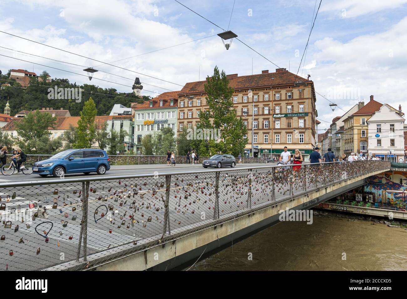 Graz, Austria. Agosto 2020. Le serrature lasciate dagli amanti sul ponte Erzherzog-Johann Foto Stock