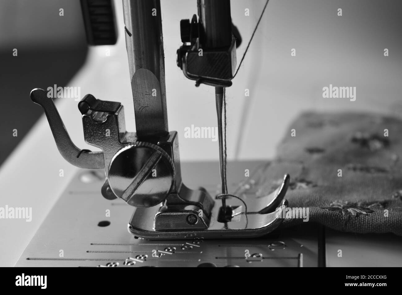 immagine di una macchina da cucire che mostra filo e ago. Una macchina per cucire è una macchina utilizzata per cucire tessuti e materiali insieme al filo. Macchine da cucire Foto Stock
