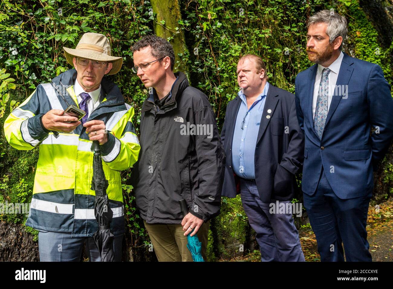 Skibbereen, West Cork, Irlanda. 21 Agosto 2020. Il Ministro per l'Ufficio dei lavori pubblici, Patrick o'Donovan TD, si reca oggi a Skibbereen per vedere la diga delle inondazioni in prima persona. È raffigurato con Ezra MacMannaman, OPW, Cllr. Danny Collins e Christopher o'Sullivan TD (FF) presso il sito della violazione delle inondazioni di mercoledì nel taglio". Credit: AG News/Alamy Live News Foto Stock