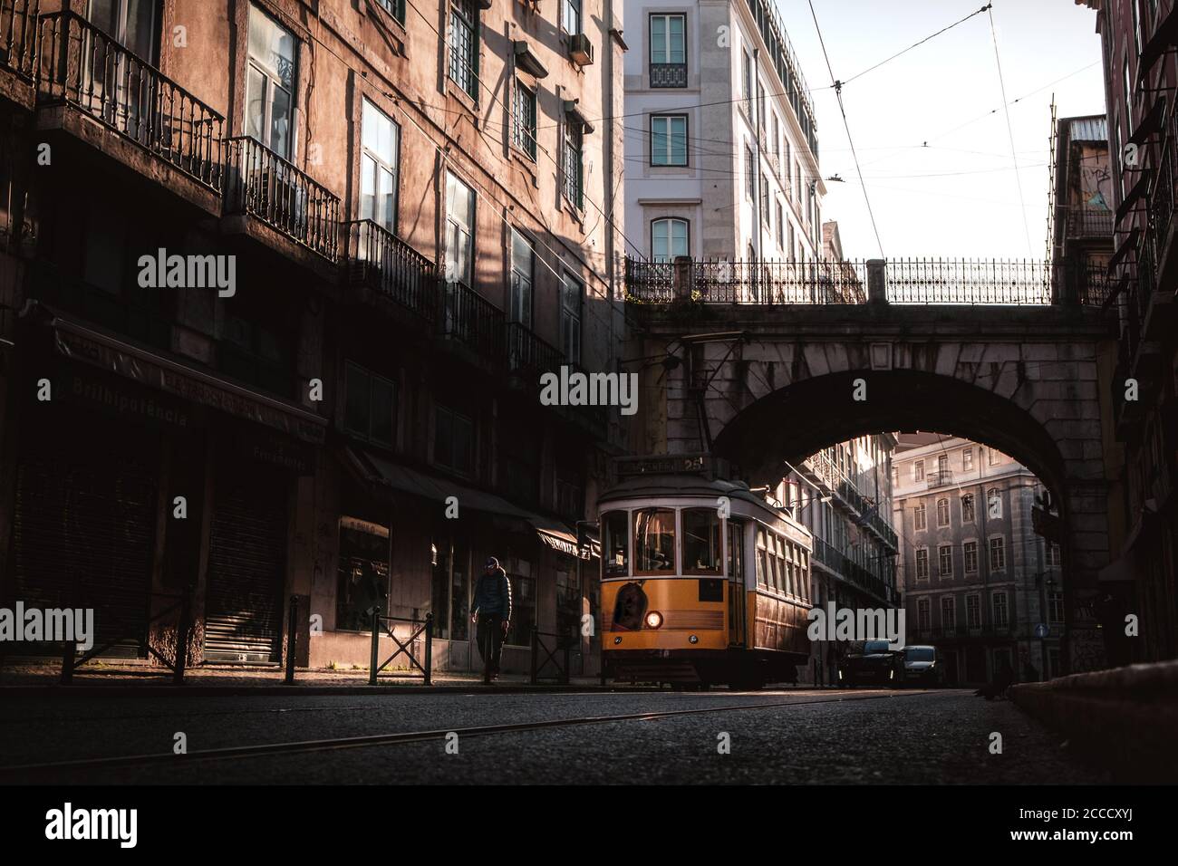 Tipico tram giallo nelle strade di Lisbona, Portogallo in serata Foto Stock