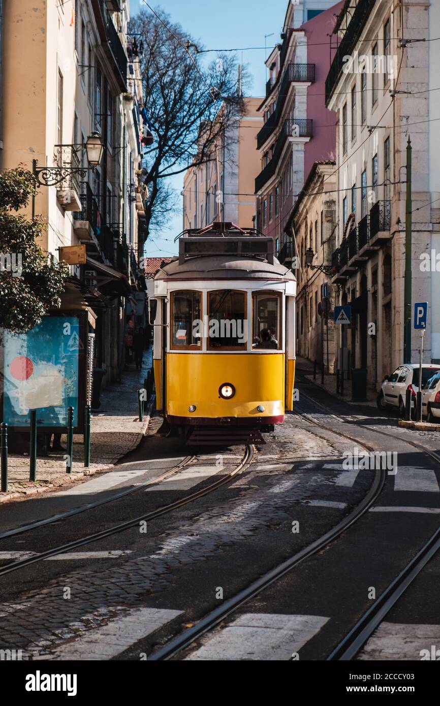 Tipico tram giallo nelle strade di Lisbona, Portogallo in serata Foto Stock