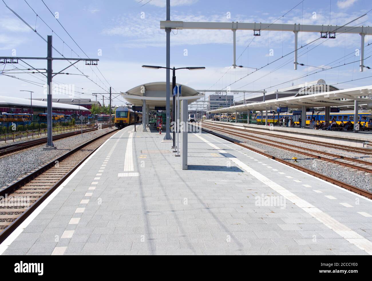 Zwolle, Paesi Bassi - 30 luglio 2020: Piattaforma della stazione Zwolle Foto Stock