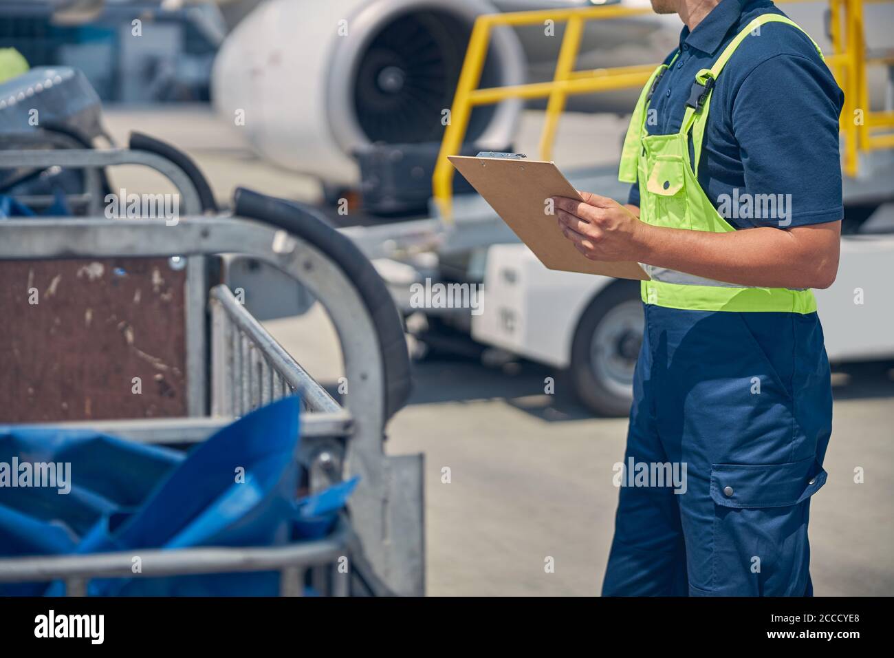 Dipendente dell'aeroporto in uniforme presso l'aerodrome Foto Stock