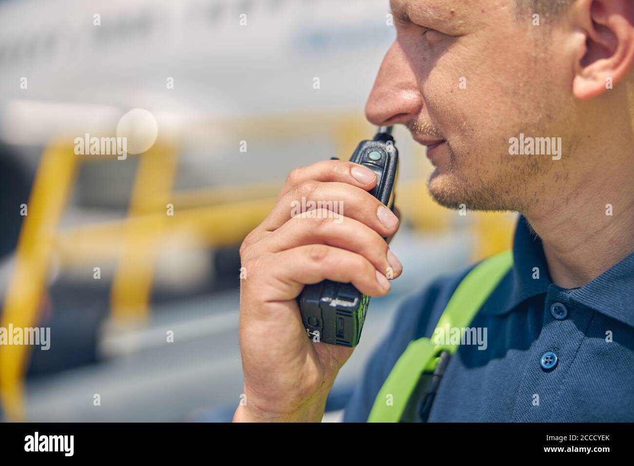 Uomo che utilizza un ricetrasmettitore radio ricetrasmittente all'esterno Foto Stock