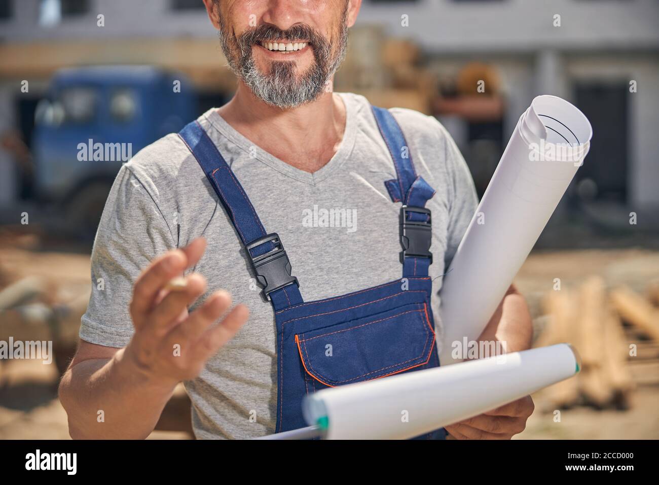 Soddisfatto ingegnere civile con una matita in mano Foto Stock
