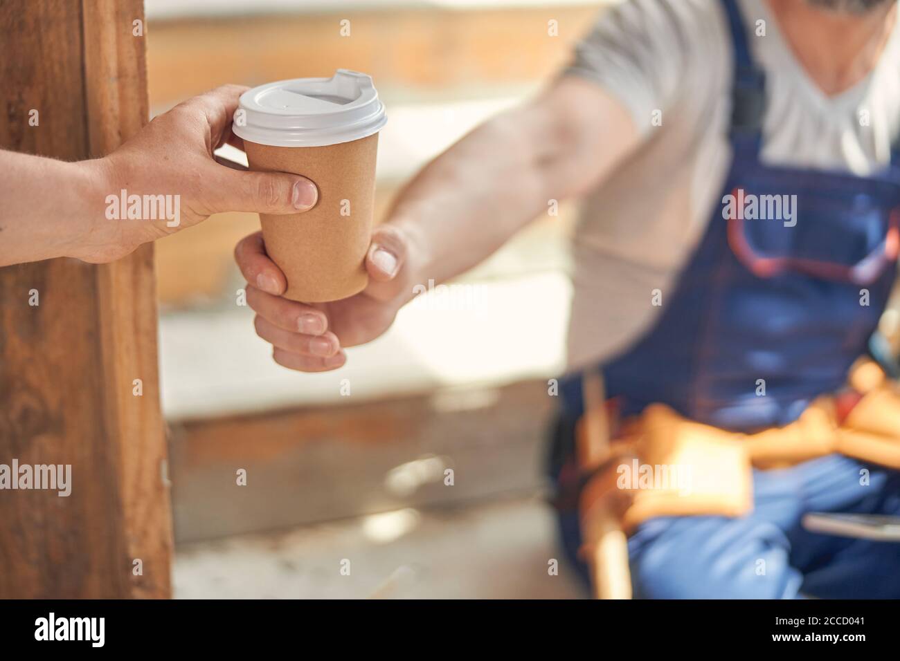 Due costruttori che hanno una pausa caffè insieme Foto Stock