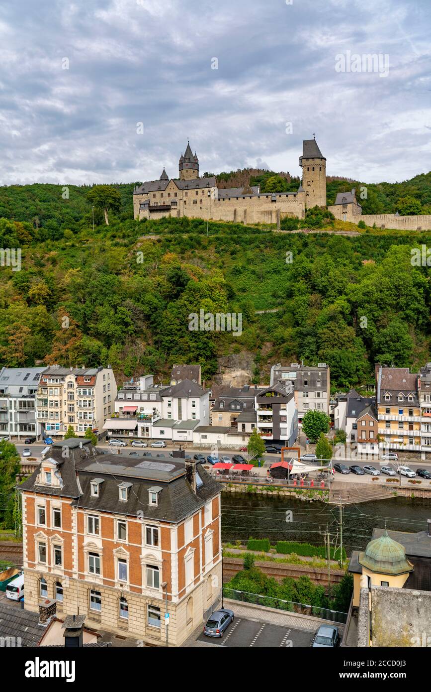 La città di Altena in Sauerland, Märkischer Kreis, Castello di Altena, primo ostello della gioventù in Germania, Foto Stock