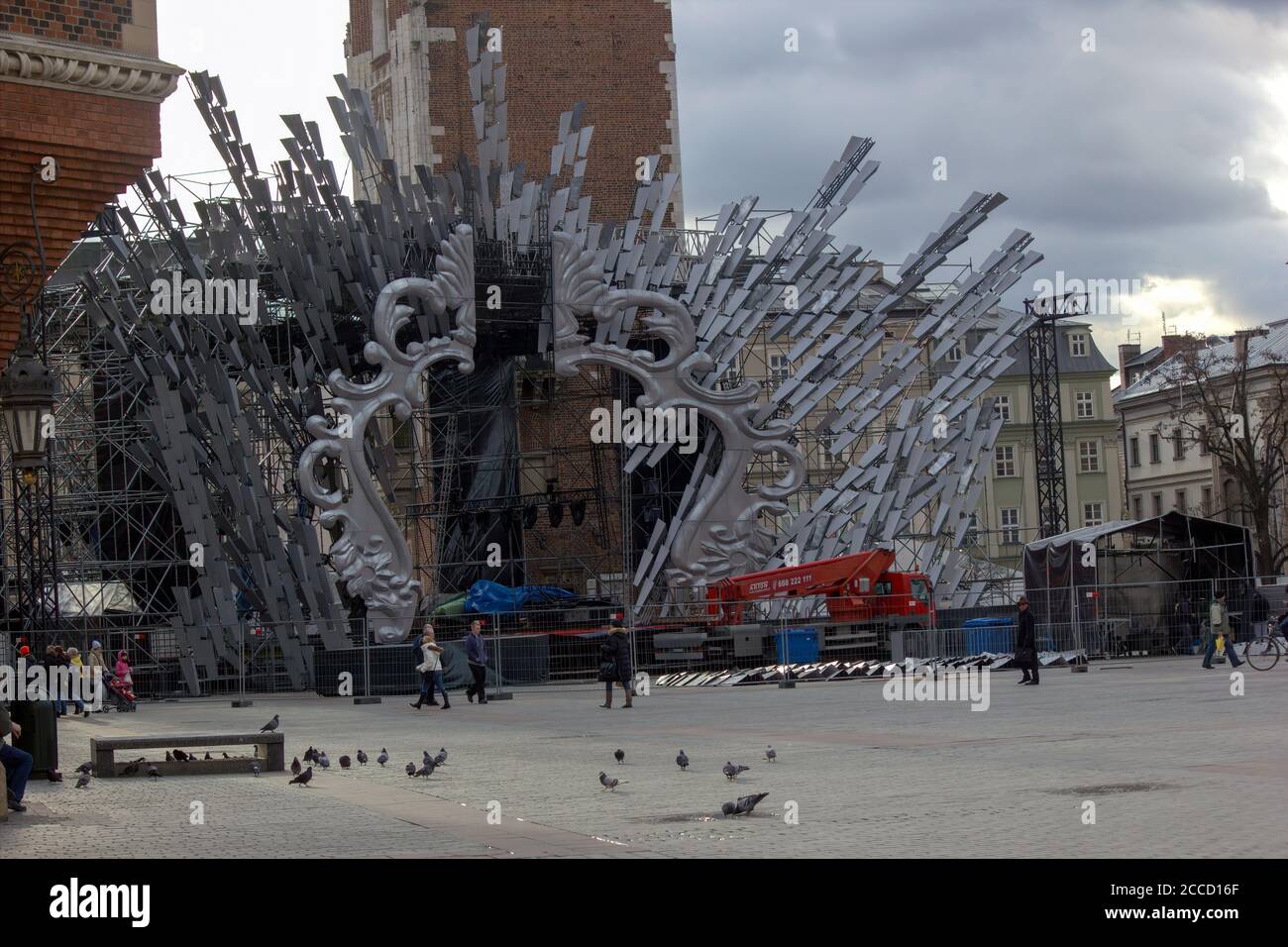 Cracovia, Polonia - 23 dicembre 2014: Un'arena di costruzione aperta in fase di costruzione durante le vacanze della vigilia di Natale nel centro della piazza principale della città Foto Stock