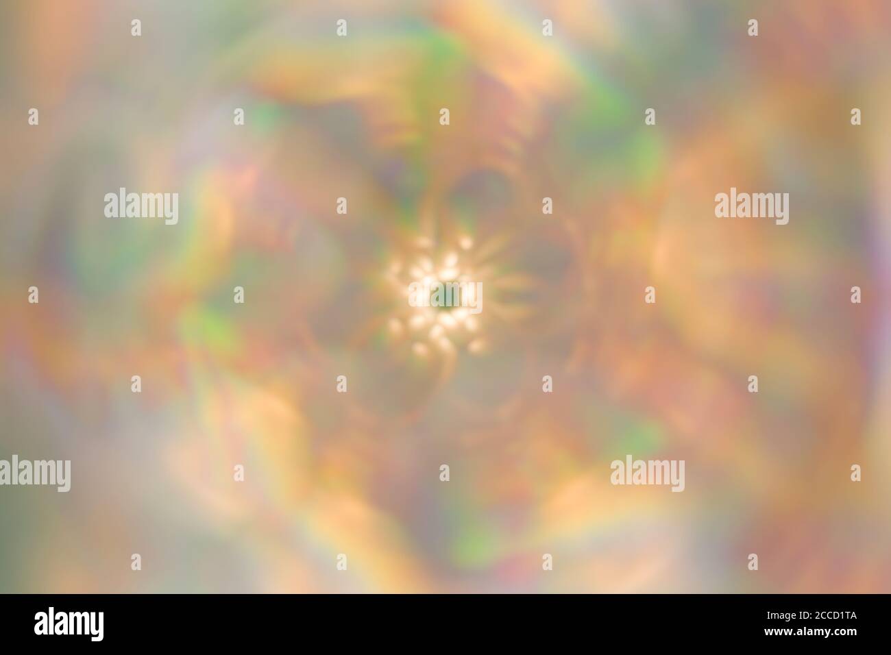 caleidoscopio a spirale sfondo digitale in verde al neon, giallo, viola e arancione e evidenziazioni speculari che formano un centro circolare Foto Stock