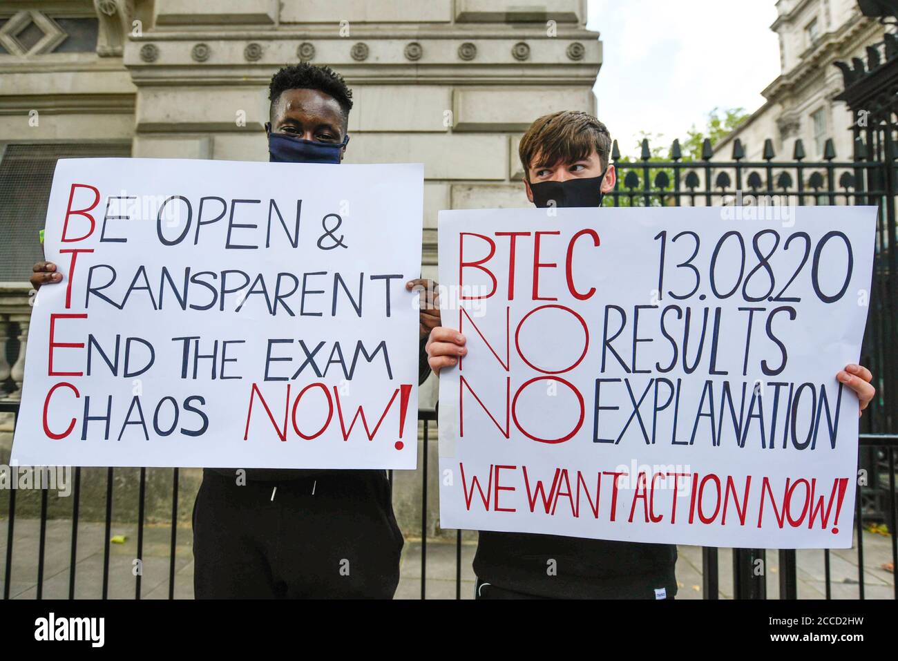 Londra, Regno Unito. 21 agosto 2020. Gli studenti protestano al di fuori di Downing Street chiedendo le dimissioni di Gavin Williamson, Segretario per l’Istruzione, dopo il caos degli esami di quest’anno. Dopo una campagna di successo per gli studenti DI LIVELLO A e GCSE che hanno ottenuto i voti in base alle valutazioni degli insegnanti piuttosto che in base a un algoritmo informatico, gli studenti BTEC dovranno attendere che la bacheca degli esami Pearson ritrae i risultati. Credit: Stephen Chung / Alamy Live News Foto Stock