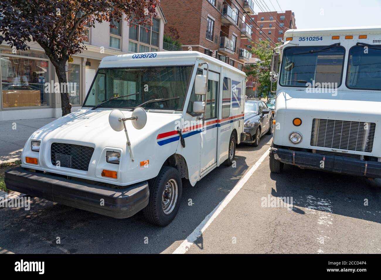 NEW YORK, NY - AGOSTO 17: Camion di consegna del servizio postale degli Stati Uniti (USPS) visto parcheggiato sulla strada in Long Island City il 17 agosto 2020 in Queen Foto Stock