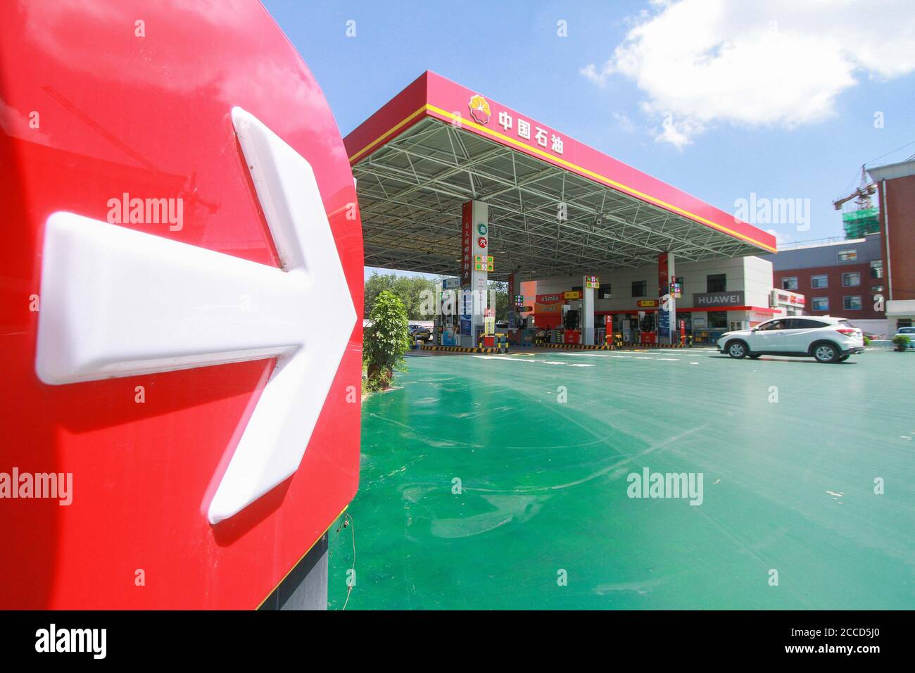 Hanan. 21 Agosto 2020. Foto scattata il 21 agosto 2020 mostra un distributore di benzina a Hanan City, Hebei della Cina del nord. La Cina aumenterà i prezzi al dettaglio della benzina e del diesel a partire da Sabato, la Commissione Nazionale per lo sviluppo e le riforme ha detto Venerdì. Il prezzo della benzina salirà di 85 yuan (circa 12.3 dollari USA) per tonnellata, mentre quello del diesel aumenterà di 80 yuan. Credit: Li Hao/Xinhua/Alamy Live News Foto Stock