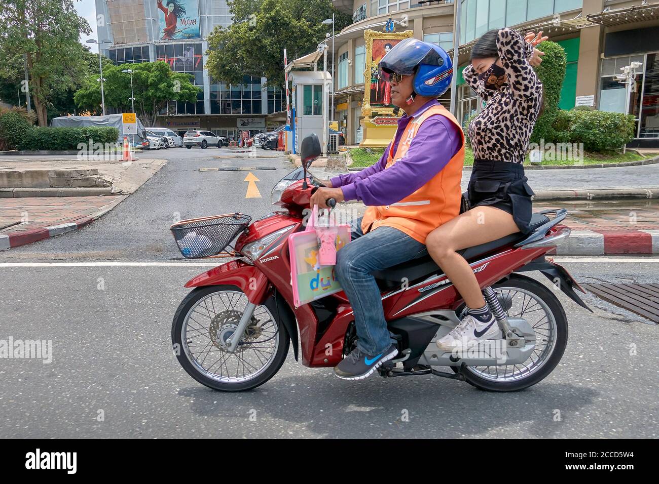 Thailandia moto taxi e passeggero femminile Foto Stock