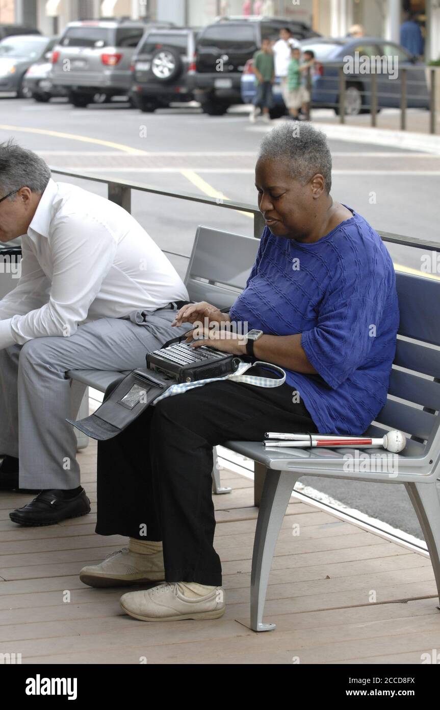 Austin, TX USA, 23 aprile 2007: Un acquirente afroamericano che si affina alla sua macchina 'BrailleNote', simile a un PDA (Personal Digital Assistant) per non vedenti, in un centro commerciale di lusso ad Austin. ©Bob Daemmrich Foto Stock
