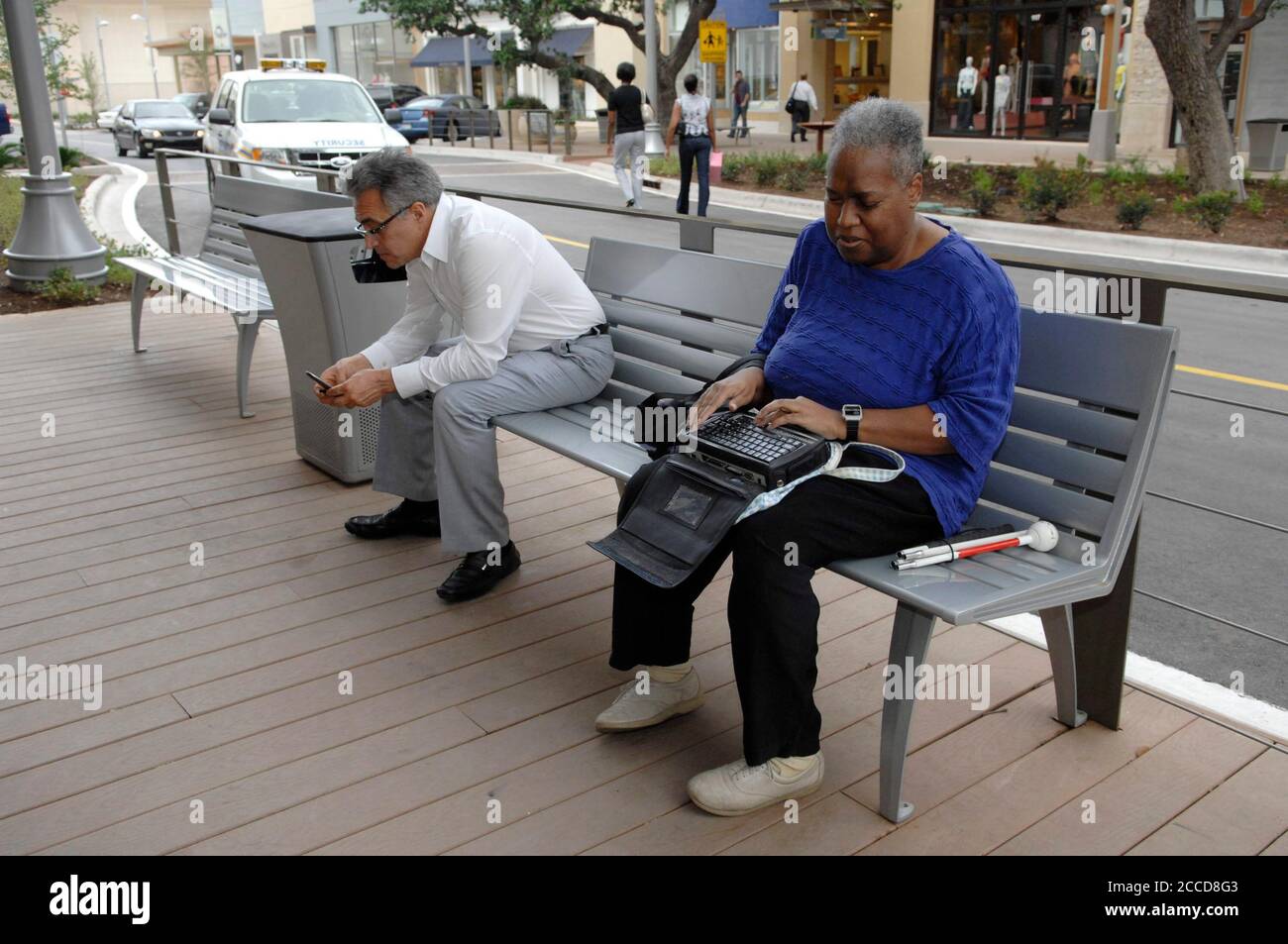 Austin, TX 23 aprile 2007: Un acquirente afroamericano si affina alla sua macchina 'BrailleNote', simile a un PDA (Personal Digital Assistant) per non vedenti, in un centro commerciale di lusso ad Austin. ©Bob Daemmrich / Foto Stock