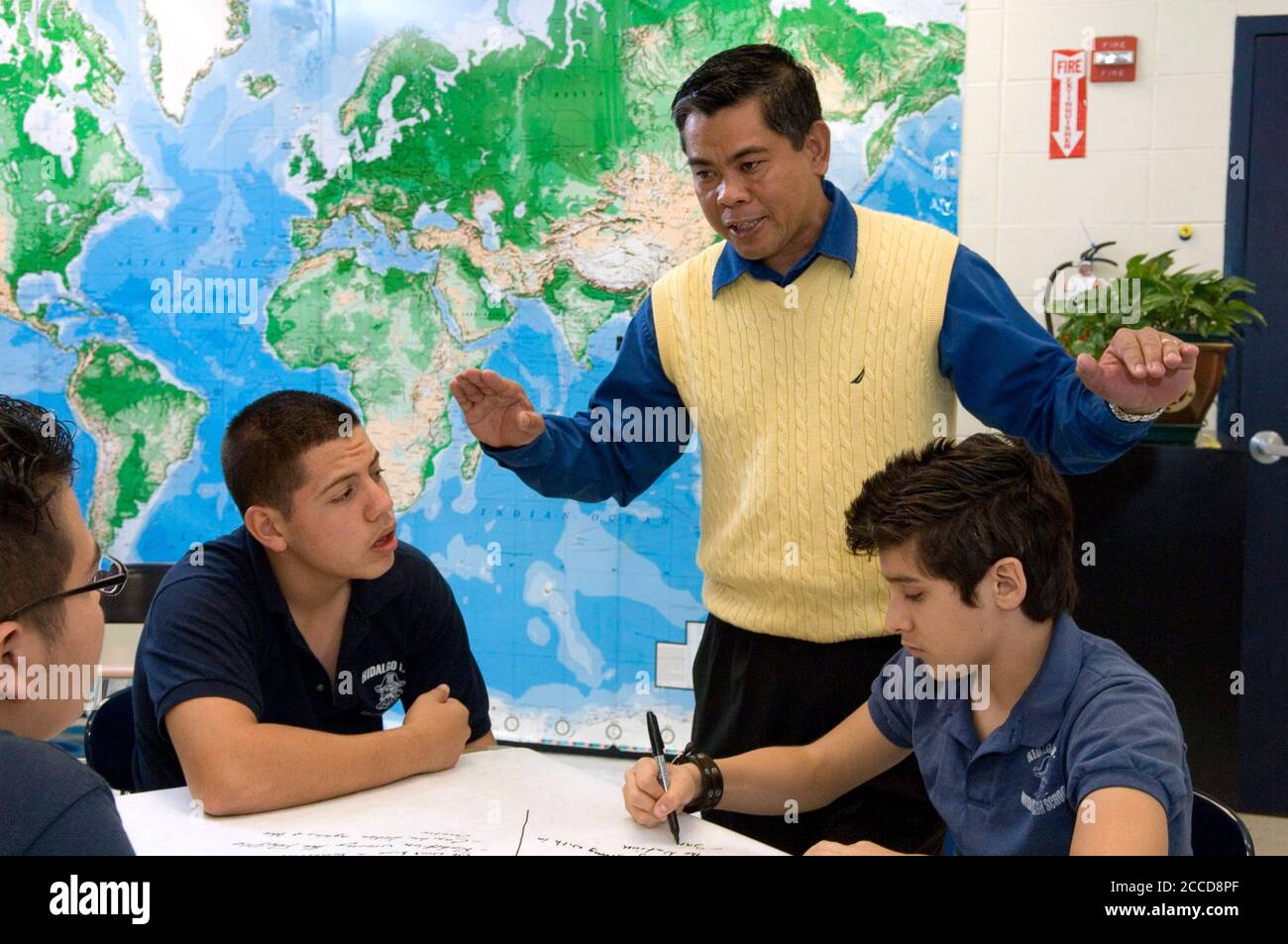 Hidalgo, Texas USA, 26 febbraio 2007: Insegnante di studi sociali filippino-americani in classe con studenti ispanici di 10° grado. ©Bob Daemmrich Foto Stock