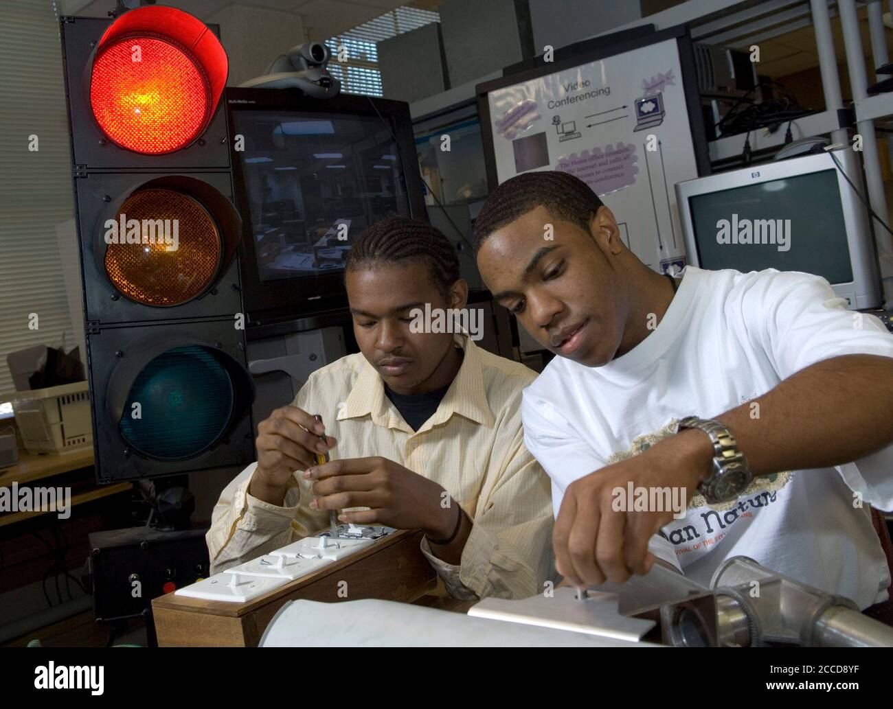 Houston, Texas 5 marzo 2007: Gli studenti della George Washington Carver Magnet High School nel distretto scolastico di Aldine a Houston riparano una macchina fotografica per il traffico per un progetto tecnologico. ©Bob Daemmrich Foto Stock Houston, Texas 5 marzo 2007: Gli studenti della George Washington Carver Magnet High School nel distretto scolastico di Aldine a Houston riparano una macchina fotografica per il traffico per un progetto tecnologico. ©Bob Daemmrich Foto Stock