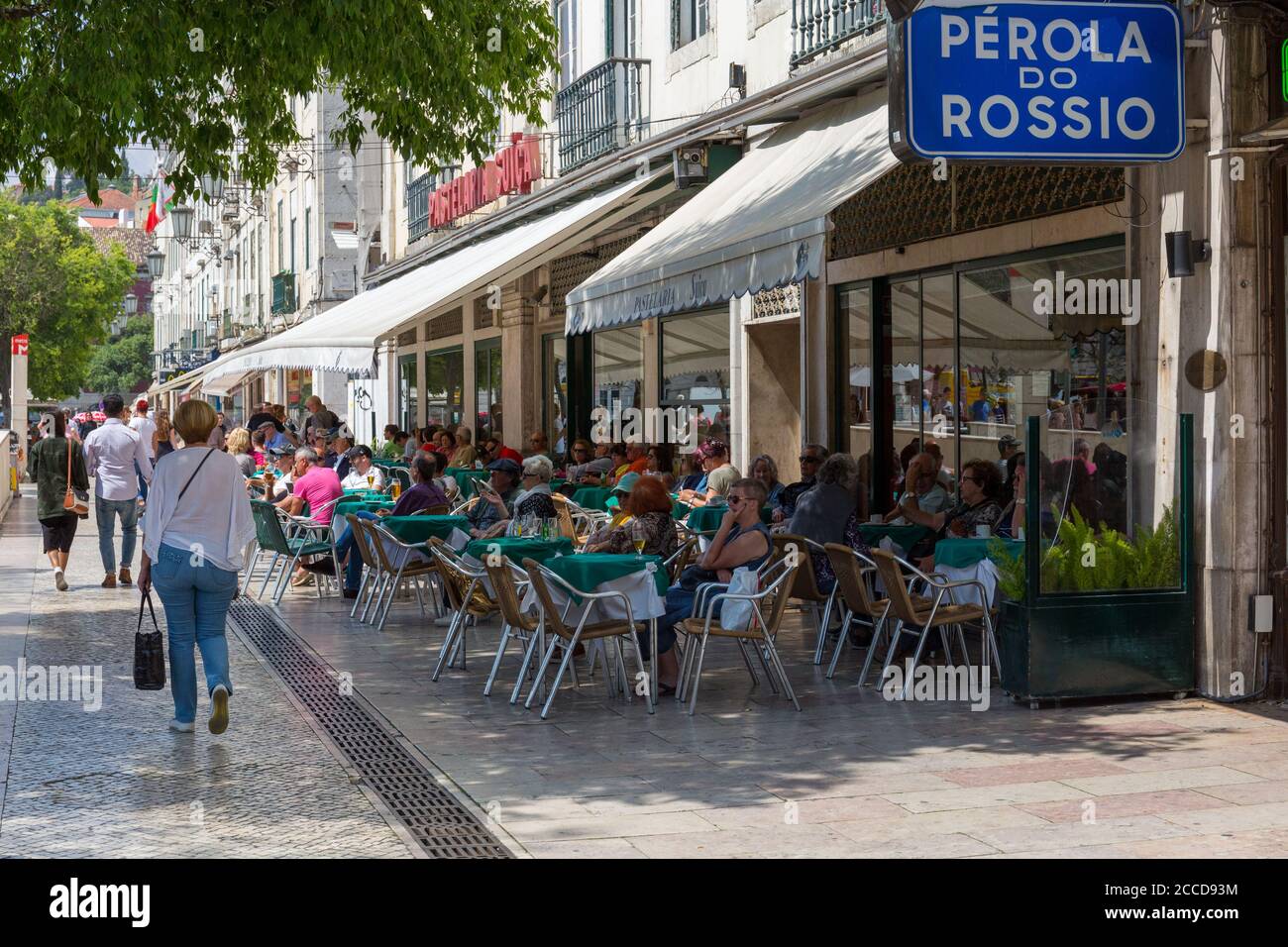 Ristorante all'aperto, bar di strada a Lisbona, Portogallo Foto Stock