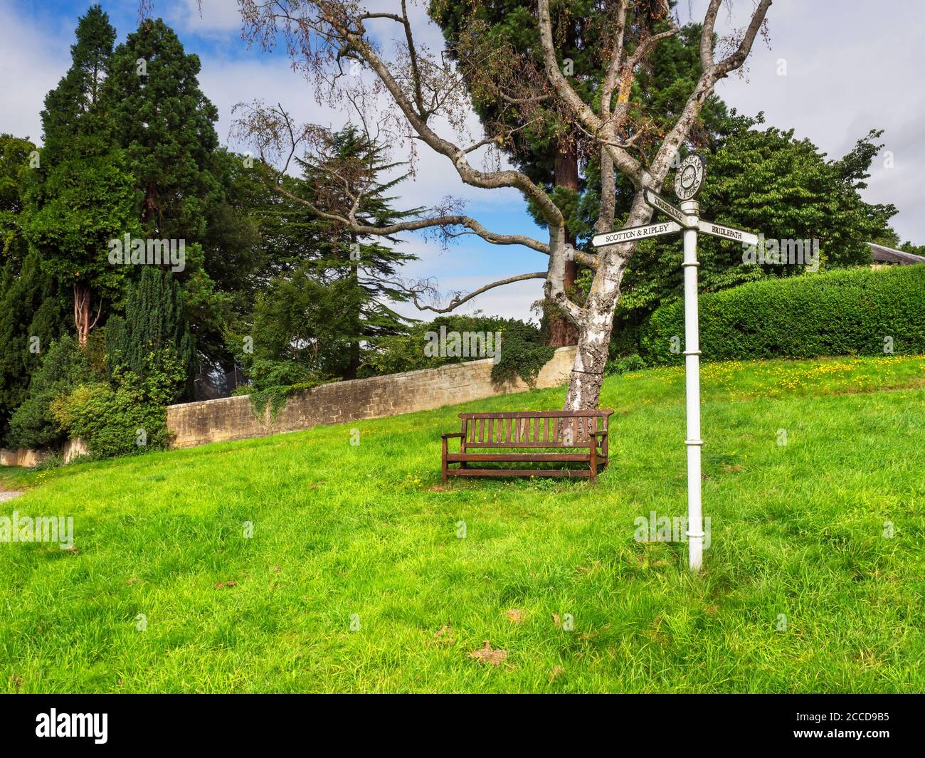 Cartello sul Village Green a Farnham vicino a Knaresborough North Yorkshire Inghilterra Foto Stock