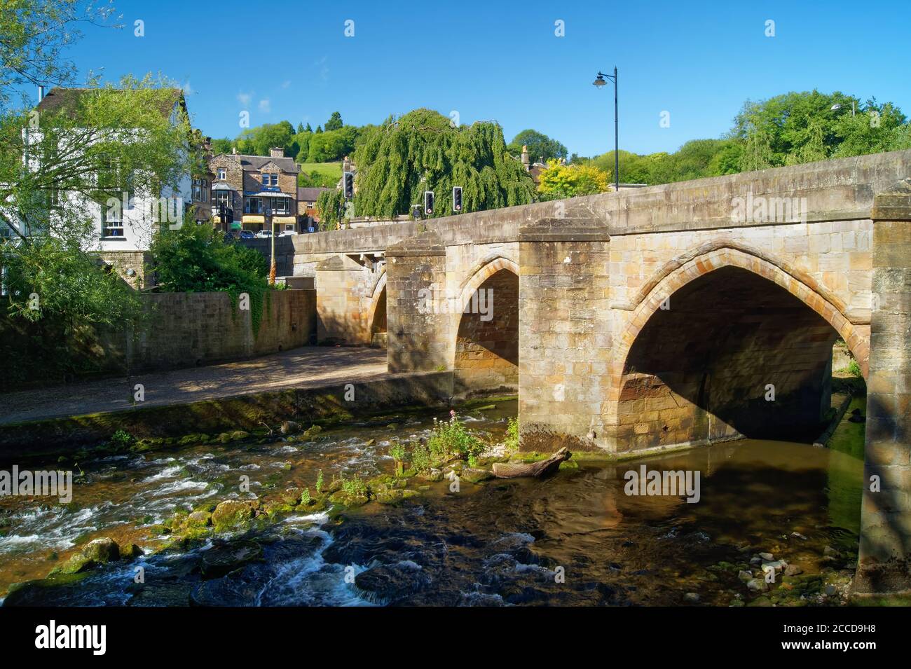 Regno Unito, Derbyshire, Matlock, Matlock Bridge e River Derwent Foto Stock