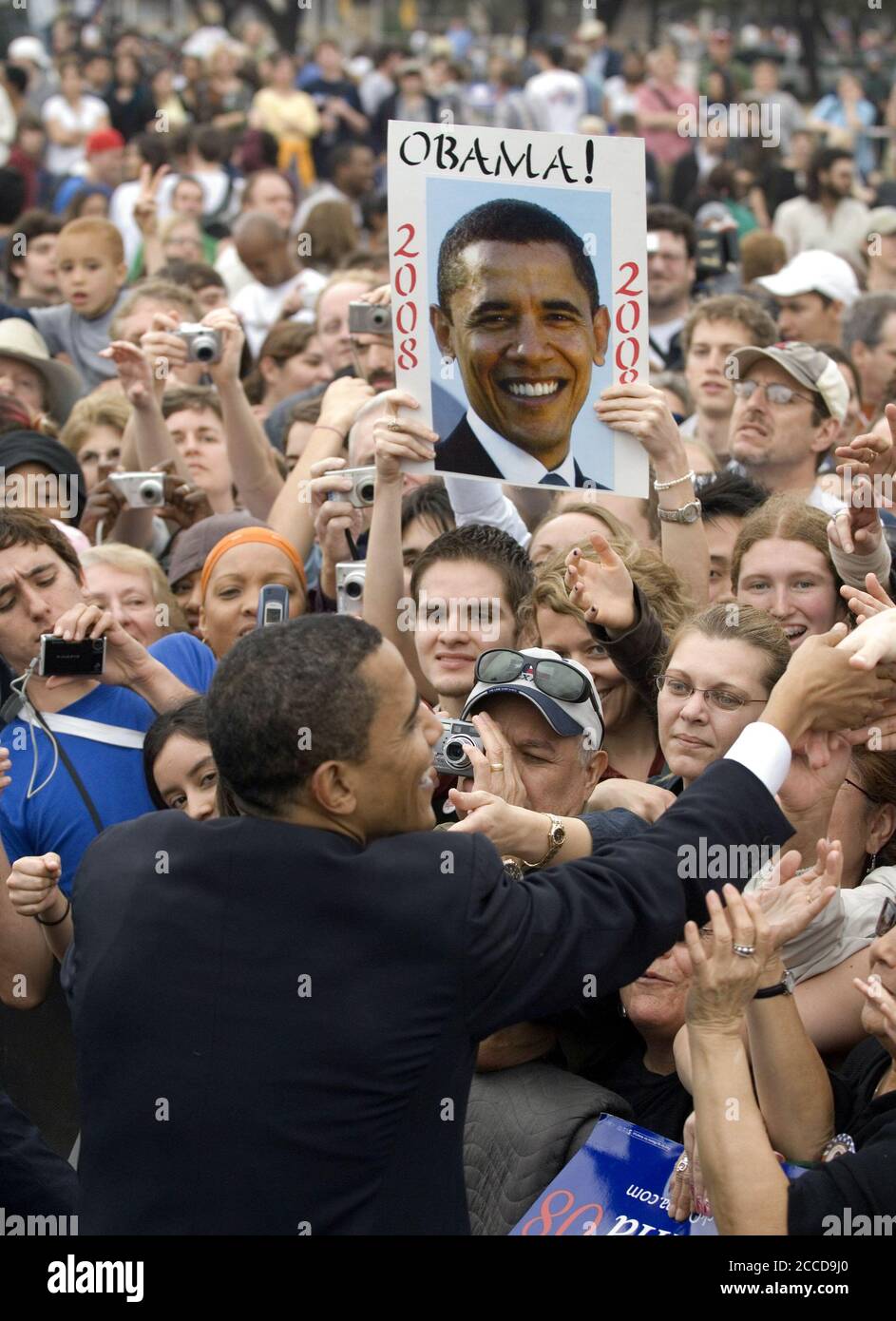 Austin, TX 23 febbraio 2007: Il senatore americano Barack Obama (D-Illinois) lavora alla folla al suo secondo grande rally dopo aver annunciato la sua candidatura per il presidente degli Stati Uniti il mese scorso. Obama ha parlato con una leggera pioggia a una folla di circa 17,000 persone all'Auditorium Shores di Austin sul lago Town vicino al centro. ©Bob Daemmrich Foto Stock