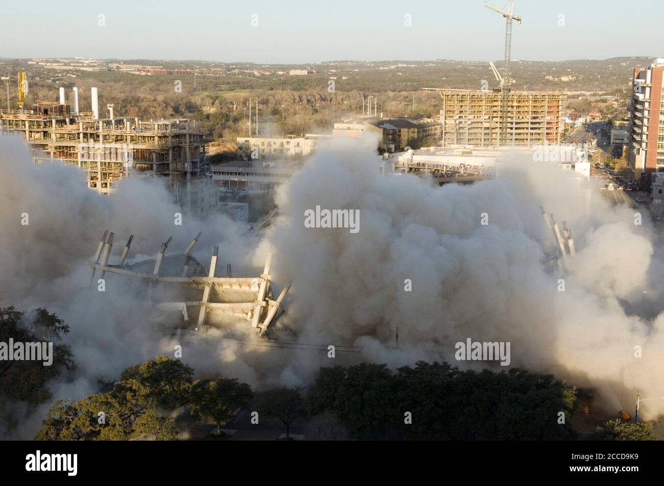 Austin, TX 25 febbraio 2007: L'implosione di quello che doveva essere un edificio di uffici per Intel Corp. Consente di liberare un isolato nel centro di Austin per un nuovo tribunale federale la mattina presto di domenica. Migliaia di Austiniti osservarono la distruzione da una distanza sicura. ©Bob Daemmrich Foto Stock