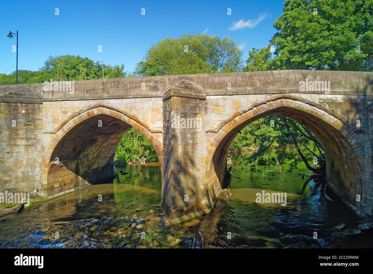 Regno Unito, Derbyshire, Matlock, Matlock Bridge e River Derwent Foto Stock