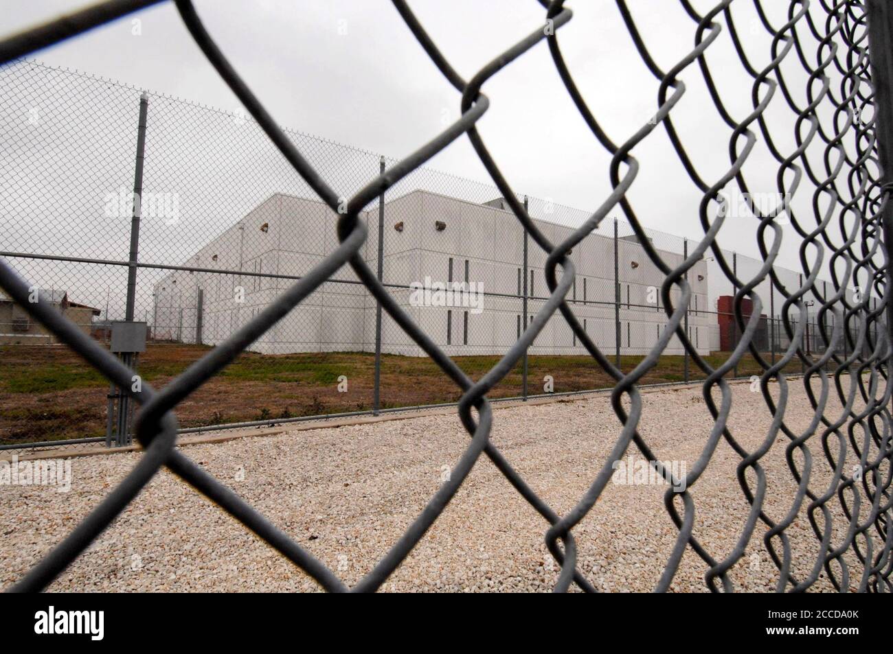 Taylor, TX 9 febbraio 2007: La recinzione perimetrale della struttura di detenzione di T. Don Hutto del centro di immigrazione e applicazione doganale (ICE) per le famiglie immigrate illegali. ©Bob Daemmrich Foto Stock