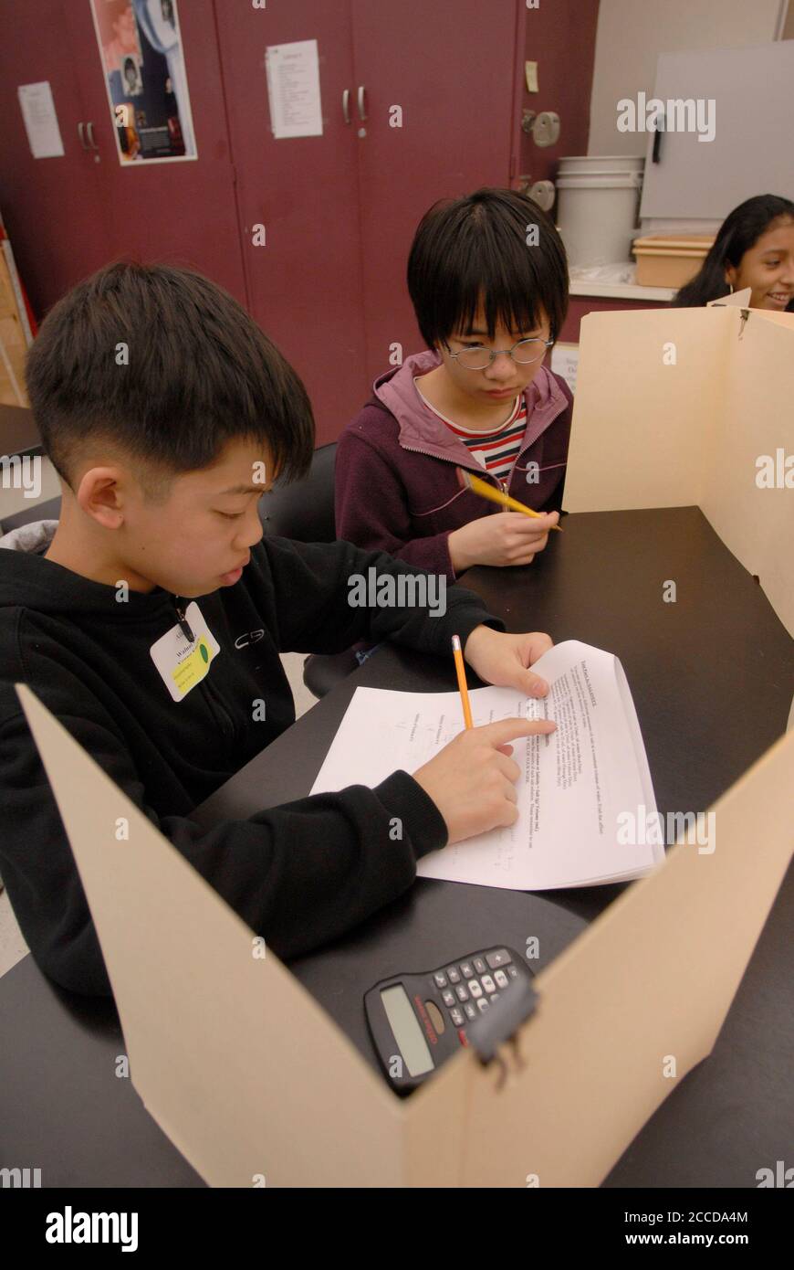 Austin, TX 12 gennaio 2007: Gli studenti di sesta classe vanno oltre i problemi di test scientifici in un programma 'Science Olympiad' presso l'Università del Texas. Il programma aiuta gli studenti di istruzione universitaria ottenere l'esperienza pratica insegnando i bambini giovani ed espone i bambini di sesta classe ad un ambiente di apprendimento universitario. ©Bob Daemmrich / Foto Stock