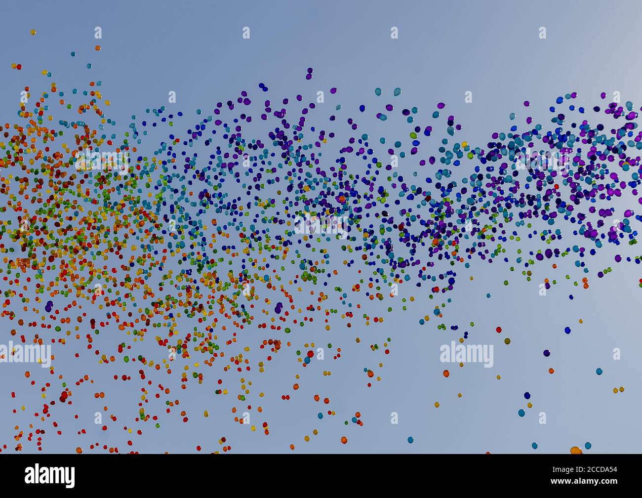 Palloncini multicolore volano nel cielo in numeri enormi Foto Stock