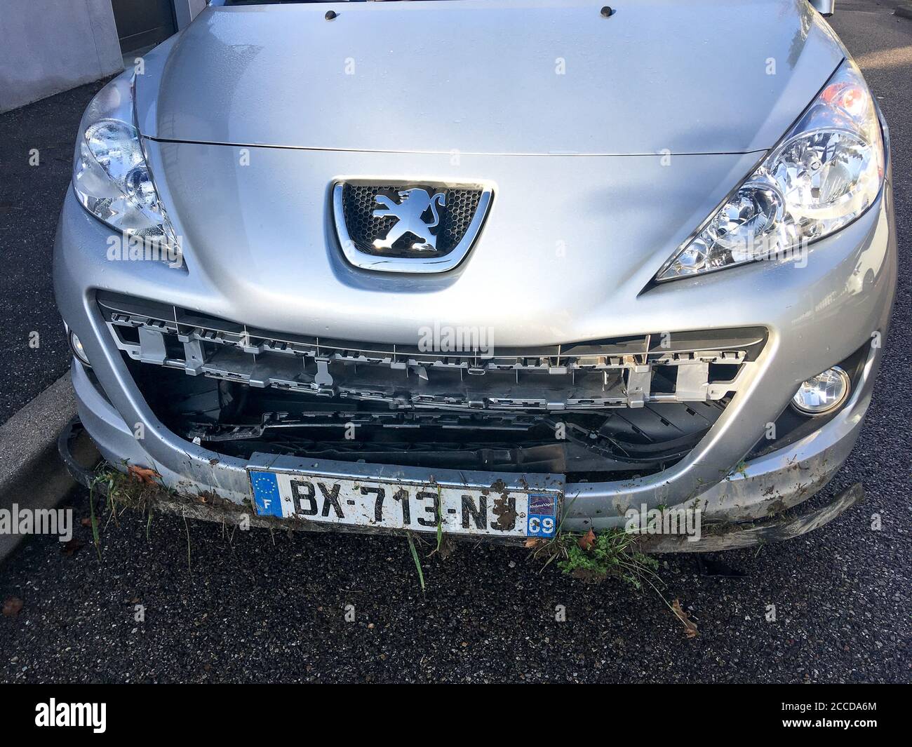 Griglia auto danneggiata, Lione, Francia Foto Stock