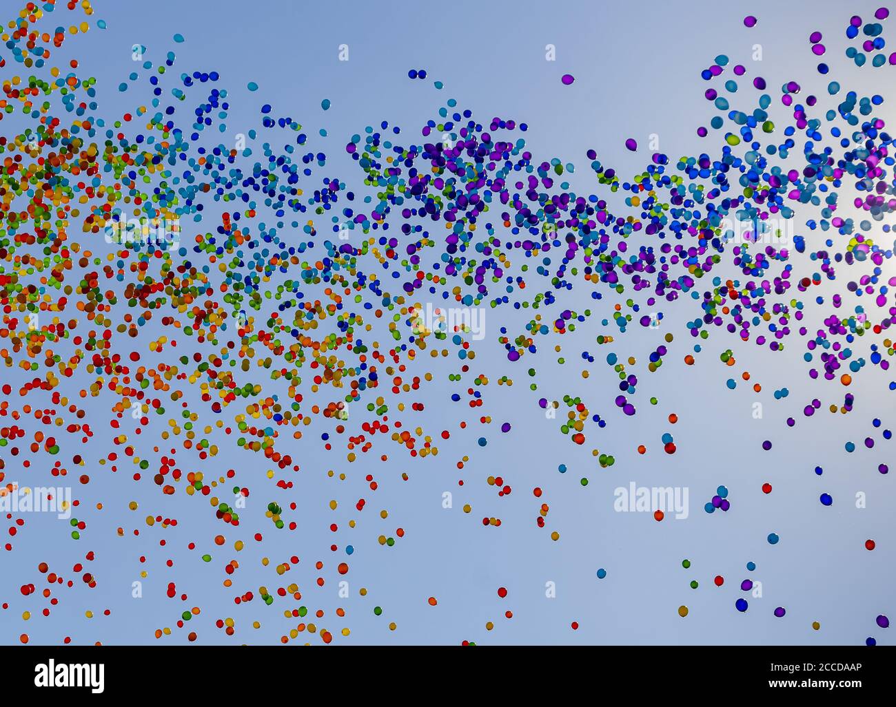 Palloncini multicolore volano nel cielo in numeri enormi Foto Stock