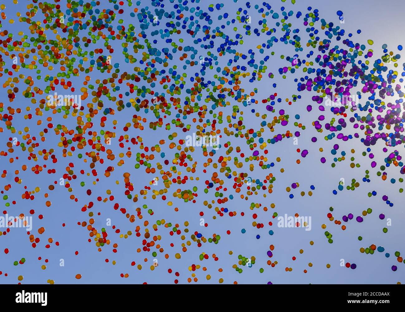 Palloncini multicolore volano nel cielo in numeri enormi Foto Stock