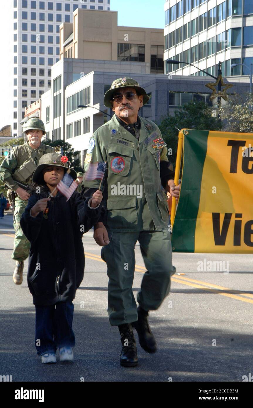 Austin, TX, USA, novembre 11 2006: I veterani del Vietnam marciano nella sfilata annuale dei Veterani su Congress Avenue. ©Marjorie Cotera/Daemmrich Fotografia Foto Stock