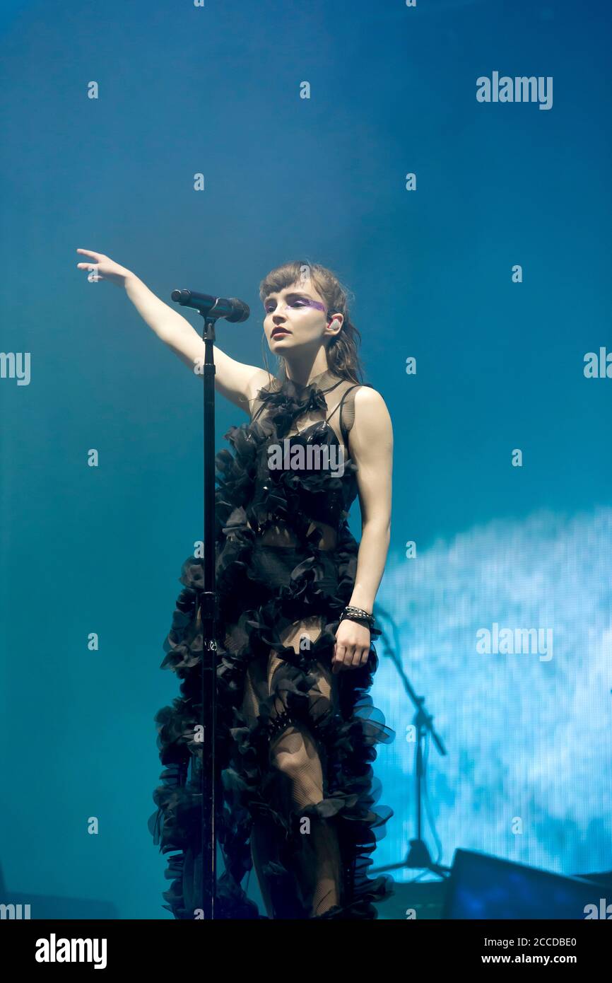 25.8.2019 Richfield Avenue Reading Berkshire UK CHVRCHES si esibiscono sul Tappa principale il giorno tre al festival di lettura persone in Foto:Lauren Mayberry Foto Stock