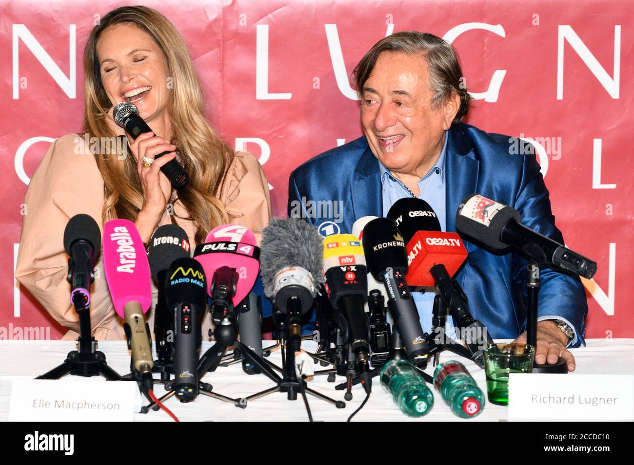 Vienna, Austria, Lugner City. Immagine di archivio dal 27 febbraio 2019. Richard Lugner (R) con il suo ospite d'opera Elle Macpherson (L) al Lugner Cinema. Foto Stock