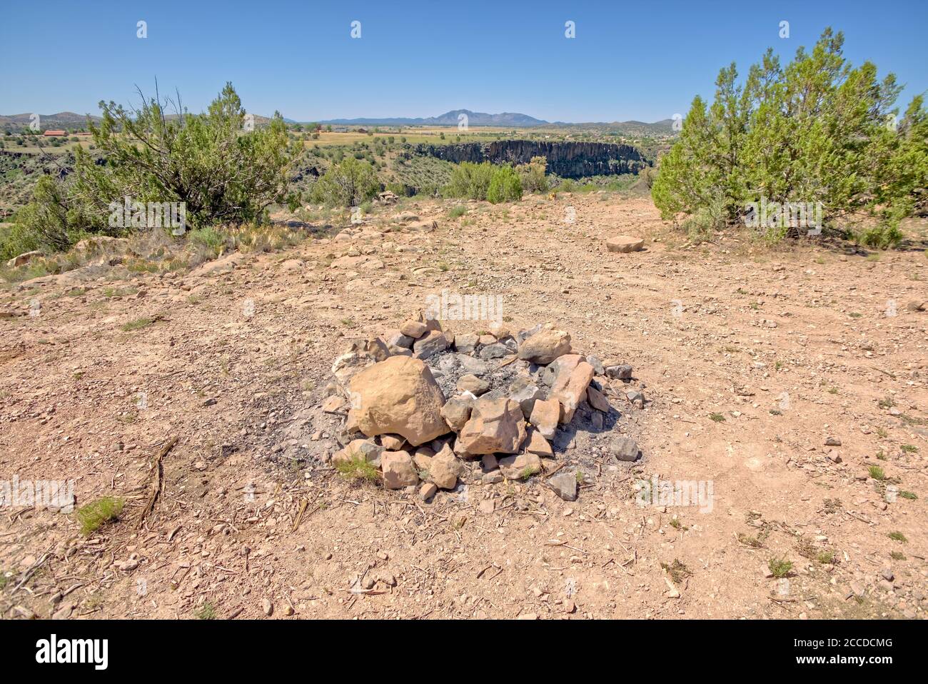 Un anello di rocce che crea una fossa di fuoco vicino al bordo del canyon inferiore del Sullivan che è l'inizio del fiume Verde in Arizona. Foto Stock