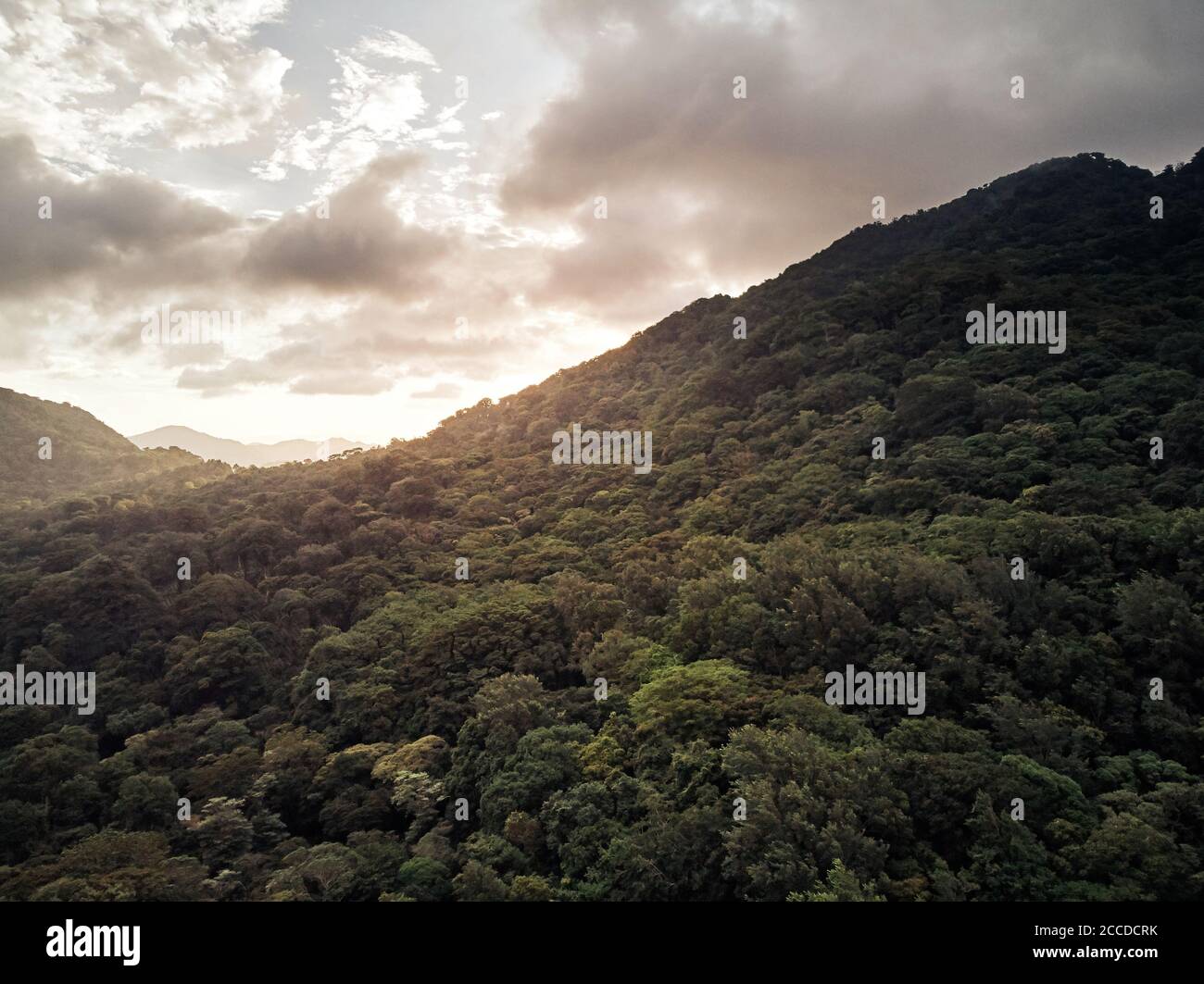Tramonto sopra montagna giungla vista aerea drone Foto Stock