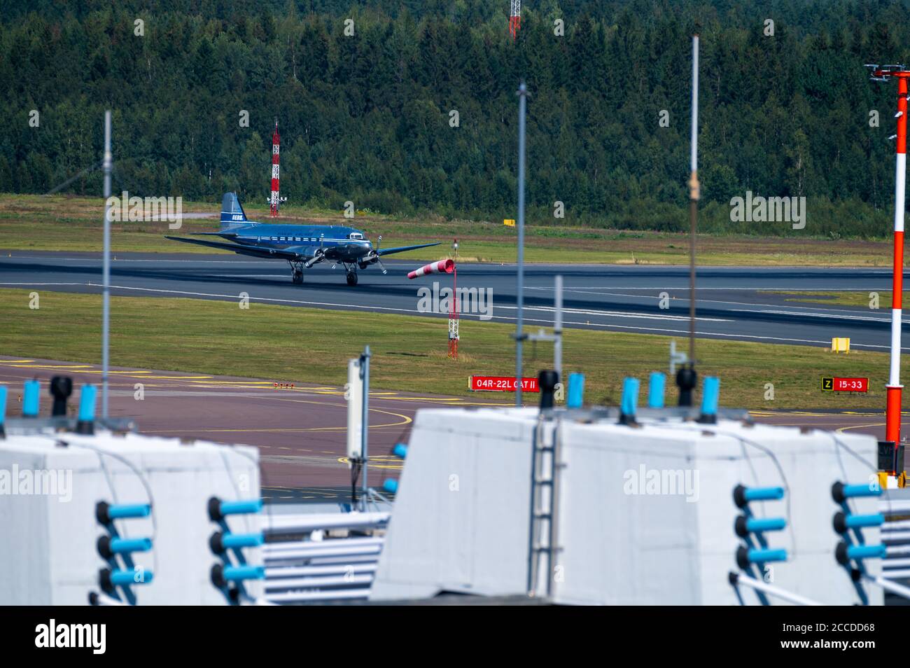 Helsinki / Finlandia - 21 agosto 2020: OH-LCH, Aero Oy Douglas DC-3 aereo museo gestito dalla DC Association Finlandia decollo da Helsinki-Vantaa Foto Stock
