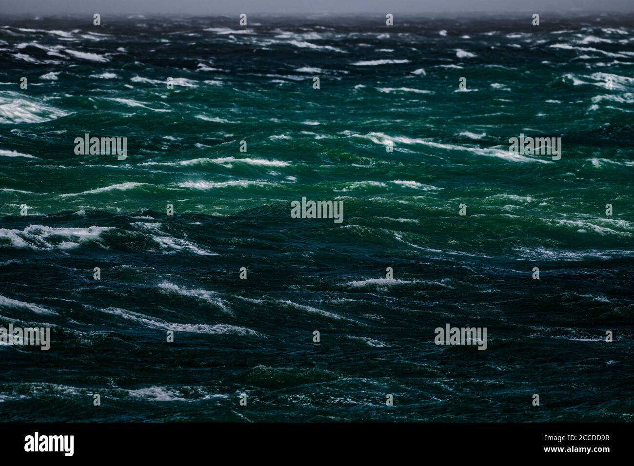 Storm Ellen colpisce il mare irlandese. Greystones lungomare e club di vela nelle vicinanze di Bray Head. Irlanda. 19-20 agosto 2020. Foto Stock