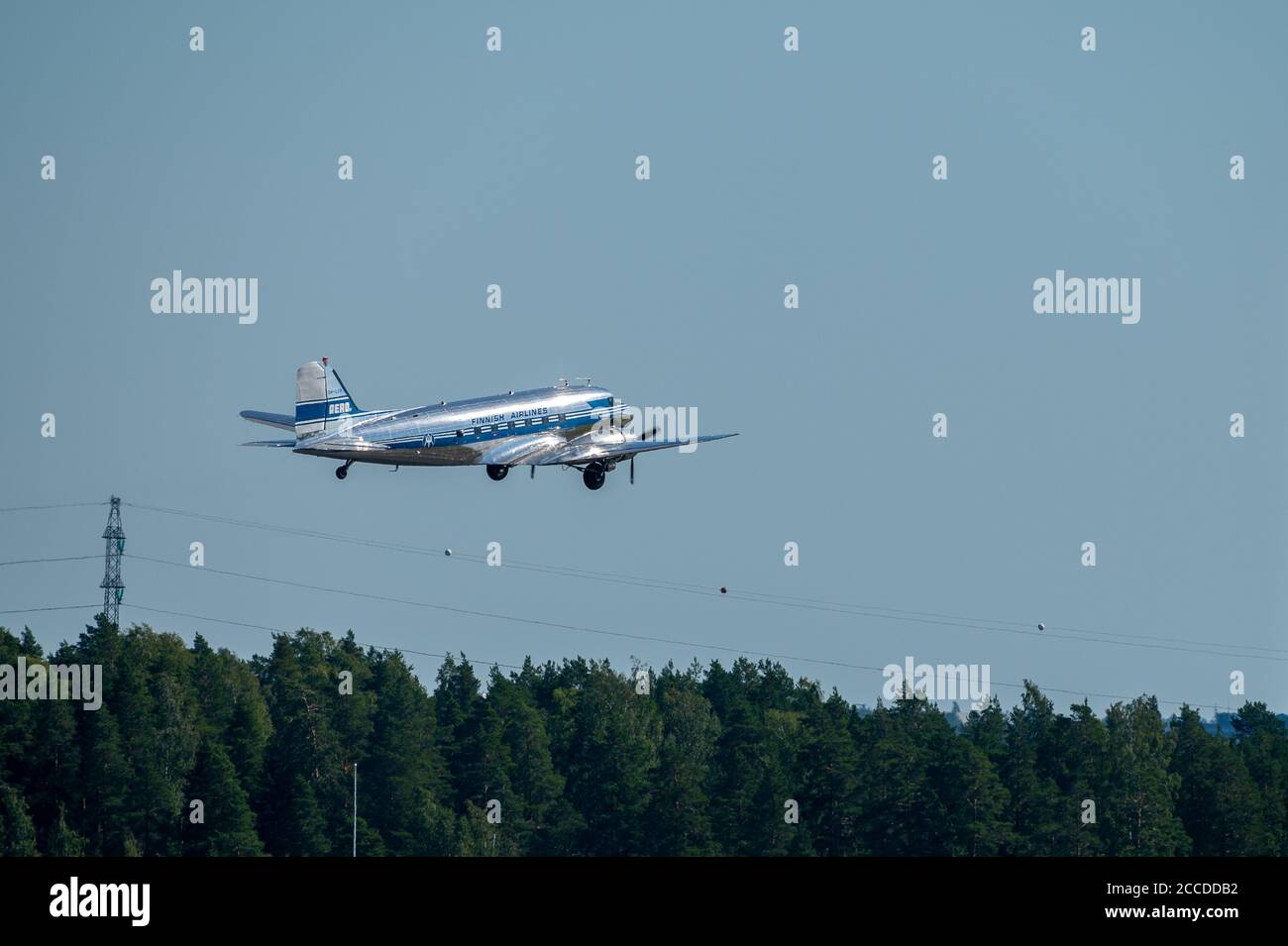 Helsinki / Finlandia - 21 agosto 2020: OH-LCH, Aero Oy Douglas DC-3 aereo museo gestito dalla DC Association Finlandia decollo da Helsinki-Vantaa Foto Stock