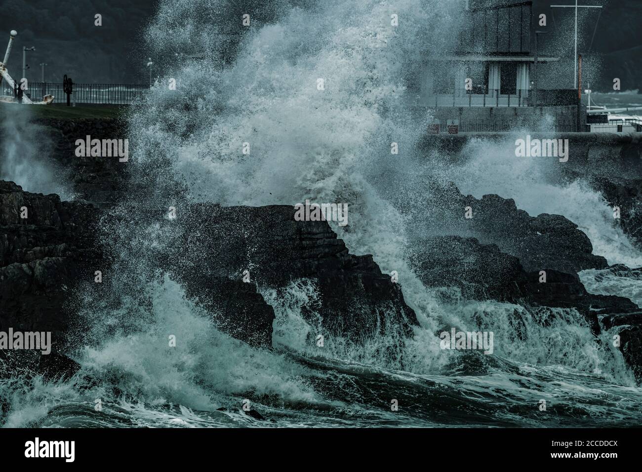Storm Ellen colpisce il mare irlandese. Greystones lungomare e club di vela nelle vicinanze di Bray Head. Irlanda. 19-20 agosto 2020. Foto Stock