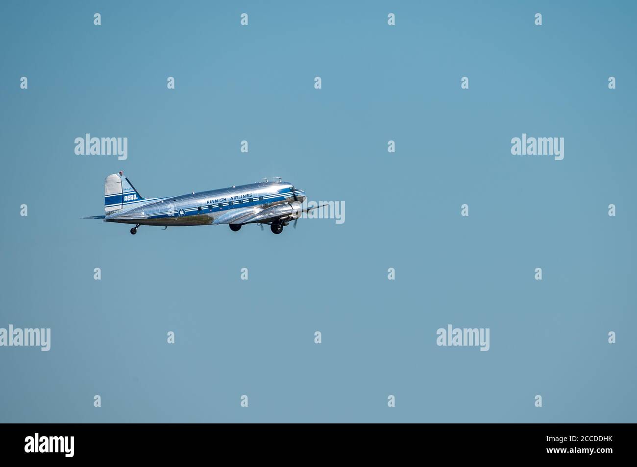 Helsinki / Finlandia - 21 agosto 2020: OH-LCH, Aero Oy Douglas DC-3 aereo museo gestito dalla DC Association Finlandia decollo da Helsinki-Vantaa Foto Stock