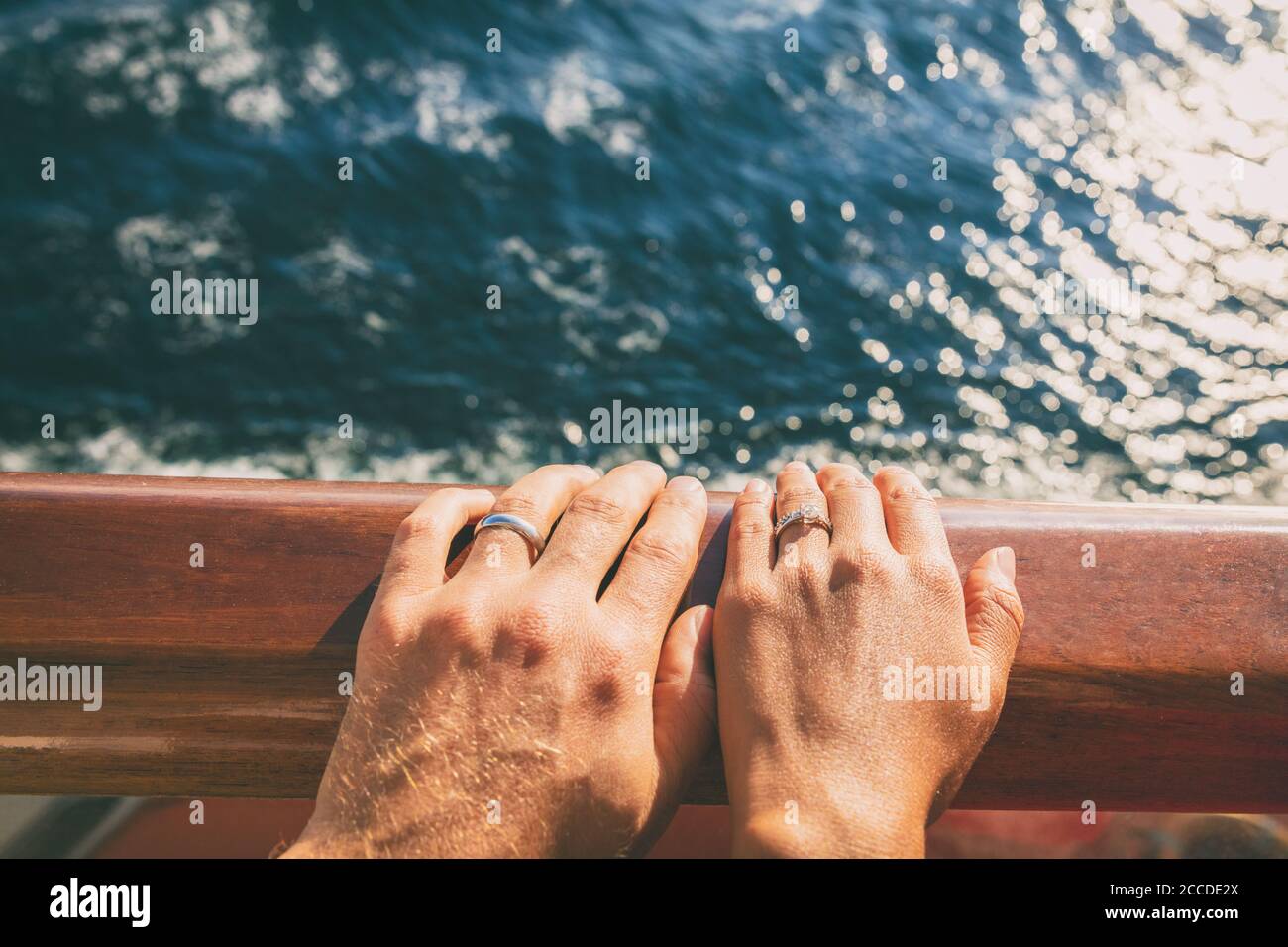 Crociera viaggio luna di miele coppia sposata. Sposi novelli donna e uomo con anelli di bande di nozze sul ponte della nave Foto Stock