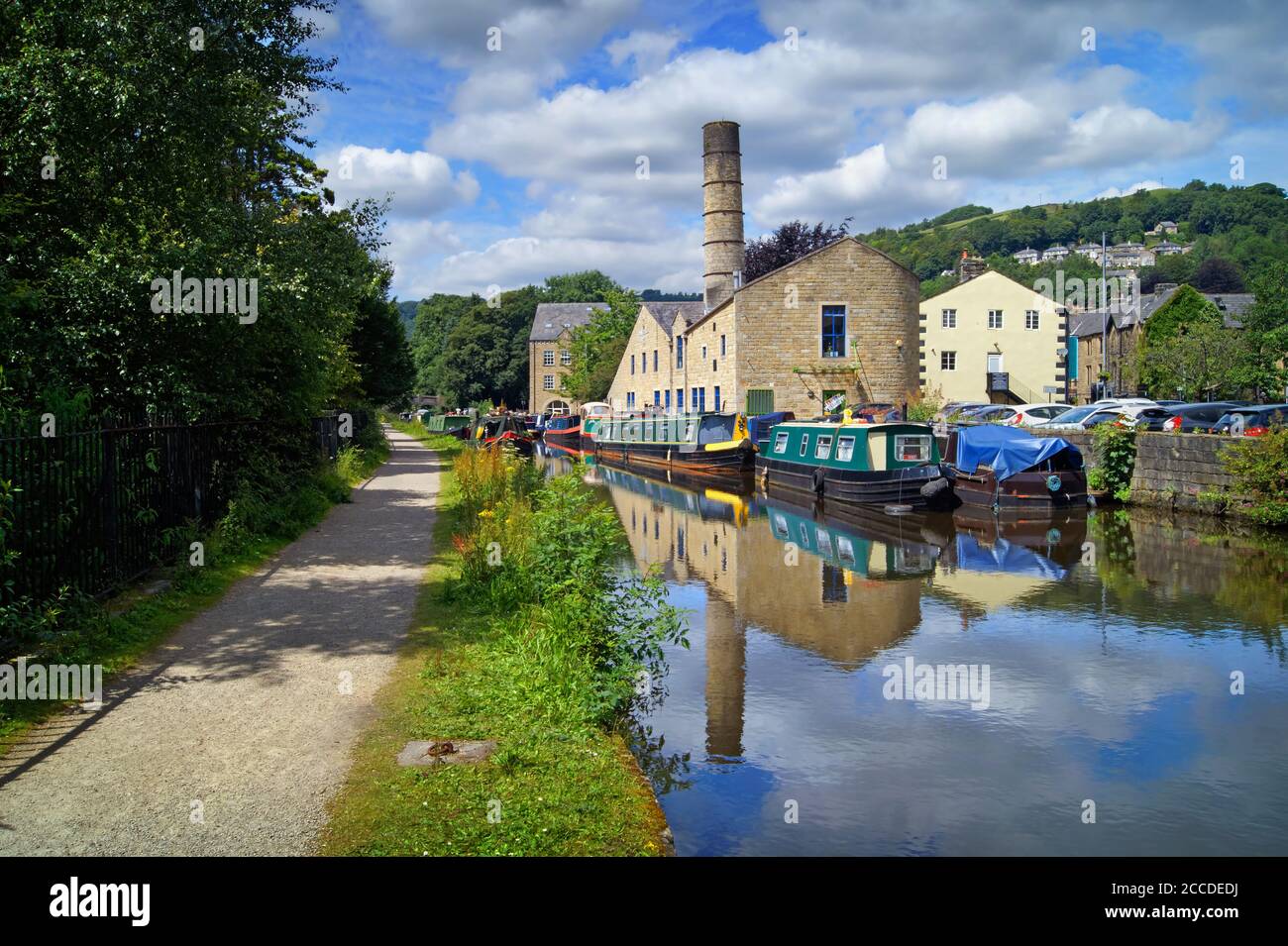 UK,West Yorkshire,Hebden Bridge,Rochdale Canal e Crossley Mill Foto Stock
