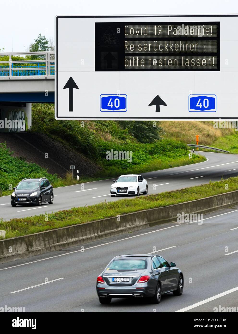 Dortmund, 21.8.2020: Aufforderung an Reiserückkehrer, sich aufgrund der Covid-19-Pandemie auf das Coronavirus testen zu lassen. Schilderbrücke auf der Autobahn A40 im Bereich Dortmund Foto Stock